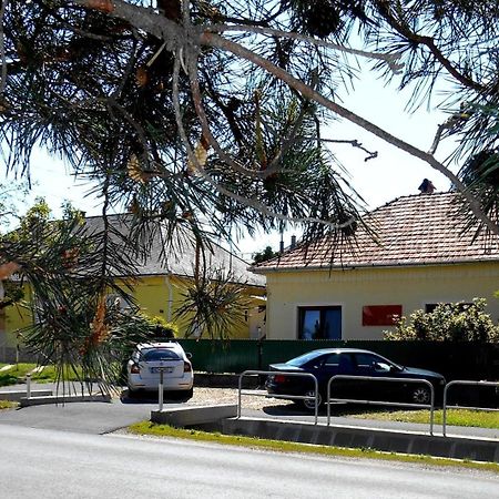 Gyoengyszem Vendeghaz Hotel Eger Luaran gambar